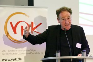 Prof. Dr. Michael Macsenaere beim Podium 2025, Foto von: Meike Discher